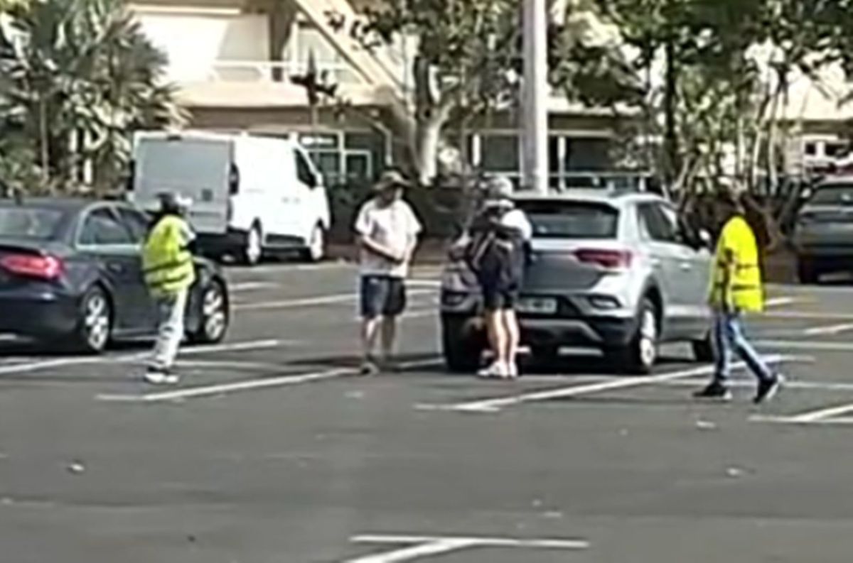 Graban la 'tensa' disputa de dos aparcacoches por el dinero de unos turistas en Santa Cruz de Tenerife