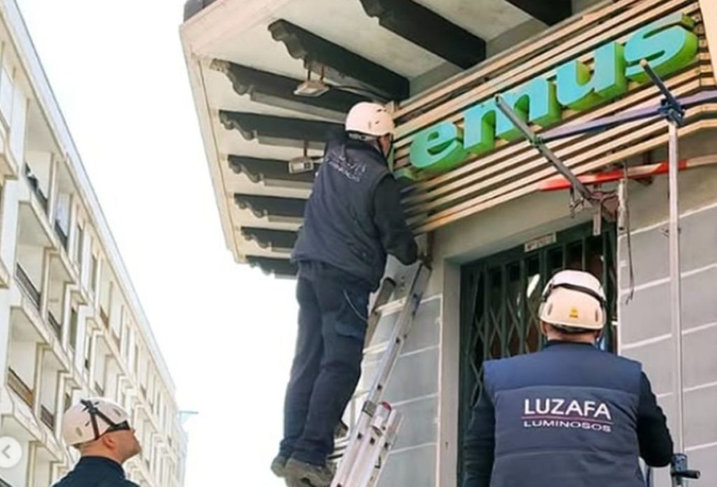 La Librería Lemus desmiente su cierre en La Laguna y aclara por qué se ha retirado el histórico cartel