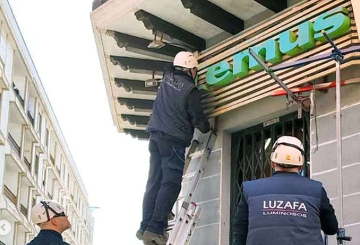 La Librería Lemus desmiente su cierre en La Laguna y aclara por qué se ha retirado el histórico cartel