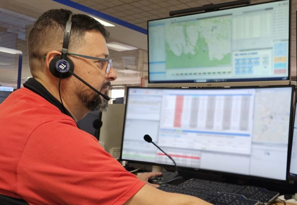 Un trabajador del servicio de emergencias 112 Canarias con el uniforme oficial de la dirección general de seguridad, en una imagen de archivo de recursos de emergencias en Tenerife