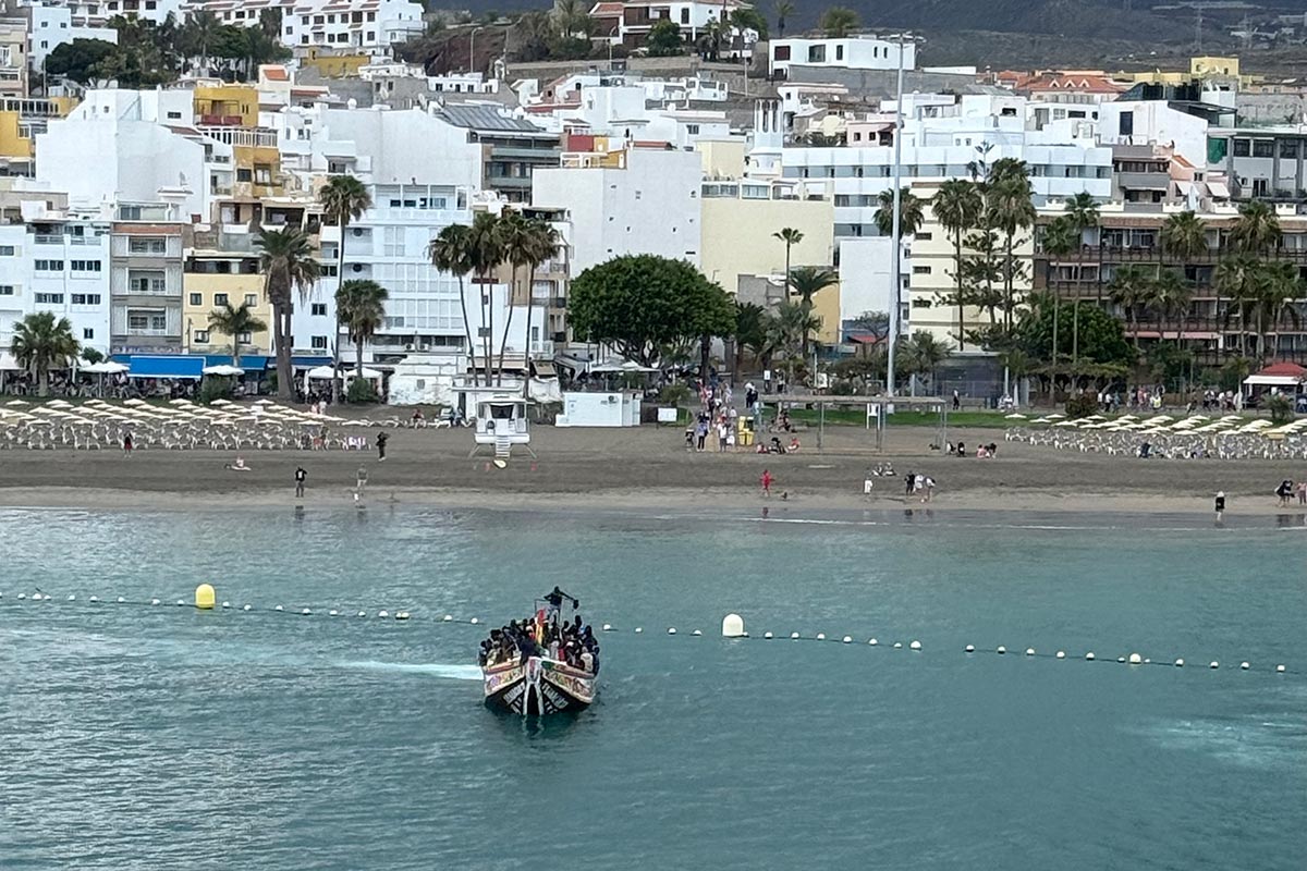Un cayuco con más de 130 personas llega al puerto de Los Cristianos