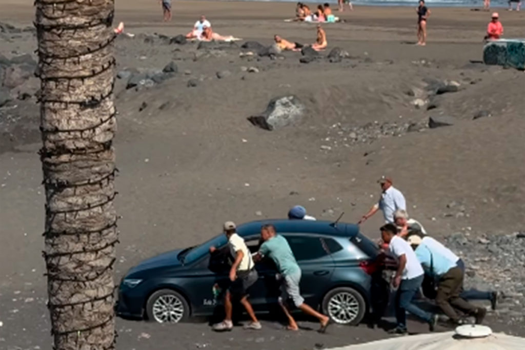 Un turista se equivoca de camino y acaba atrapado con el coche en una playa de Tenerife