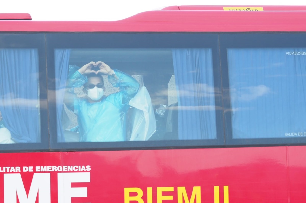 Mascarillas, bolsas de plástico y un metro de distancia: el protocolo de evacuación que vacía el MV Hondius