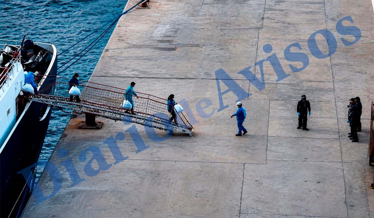 El crucero Hondius abandona el puerto de Granadilla tras desembarcar a todos los pasajeros