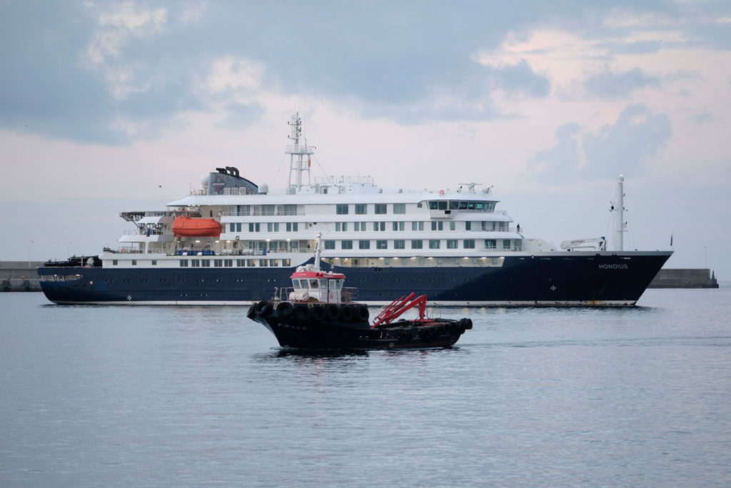 El MV Hondius llega al puerto tinerfeño de Granadilla
