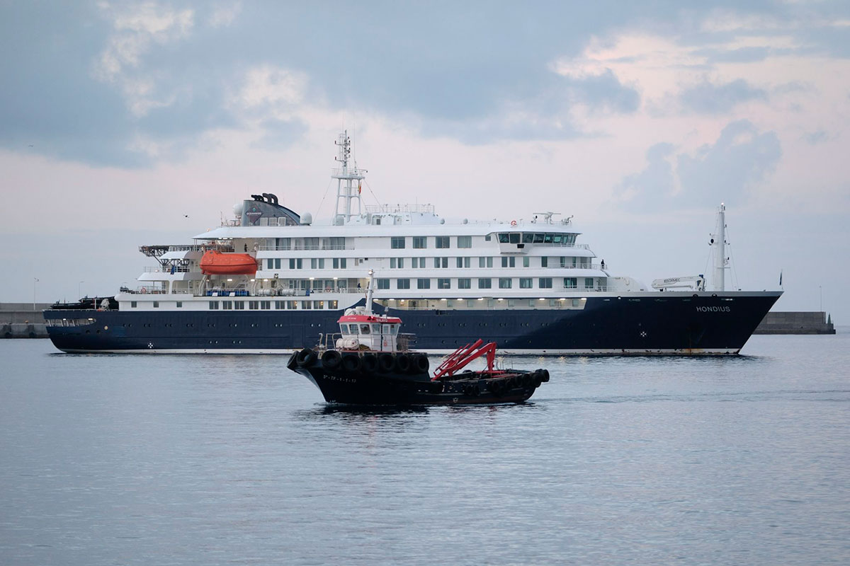 El MV Hondius llega al puerto tinerfeño de Granadilla