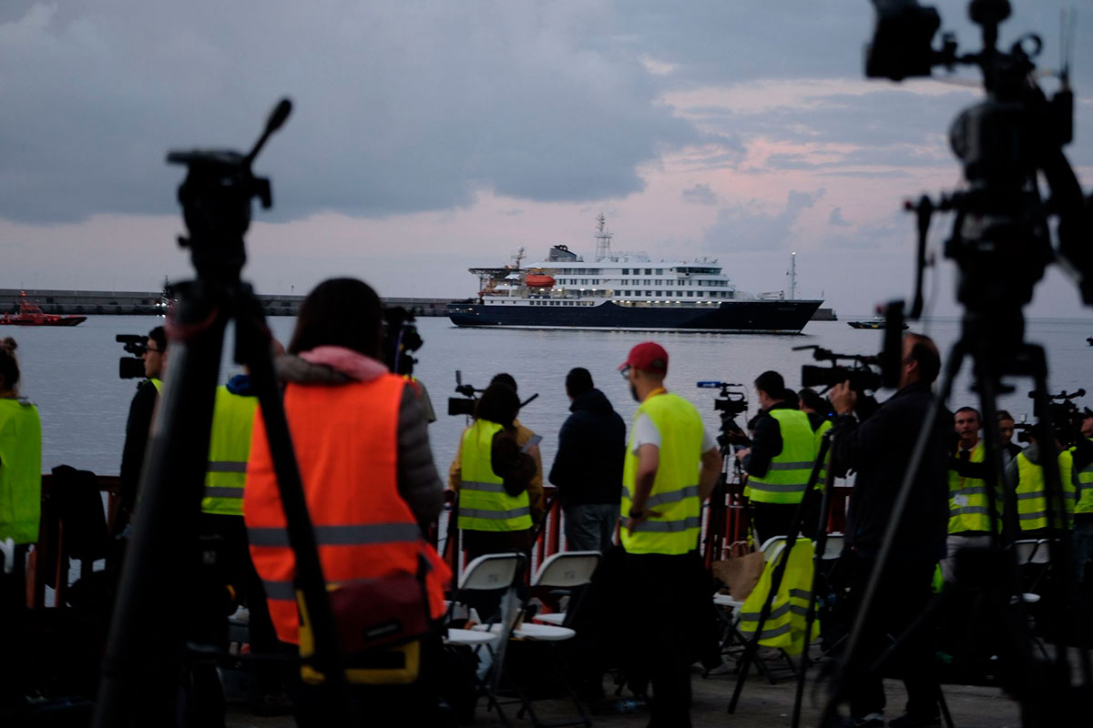 El MV Hondius llega al puerto tinerfeño de Granadilla