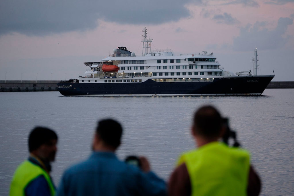 El MV Hondius llega al puerto tinerfeño de Granadilla