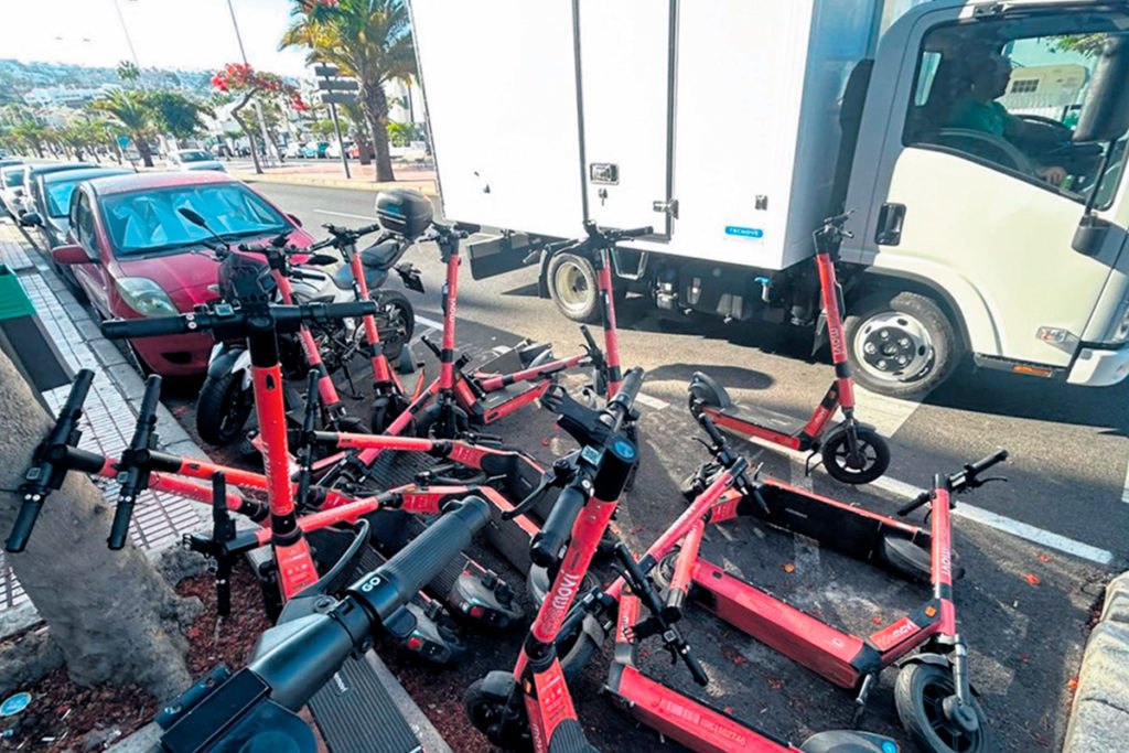 Adeje cambia las reglas: prohibido los patinetes en la acera y acampar en autocaravana