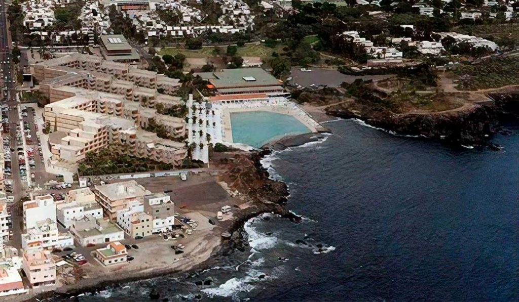 Salvan la vida a un hombre en la costa de Arona