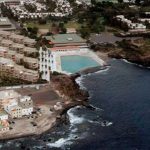 Salvan la vida a un hombre en la costa de Arona