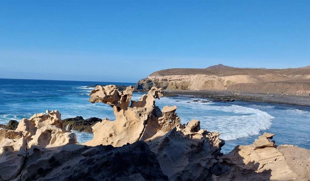 Buscan a un joven de 25 años desaparecido en Canarias al quedar atrapado por la marea
