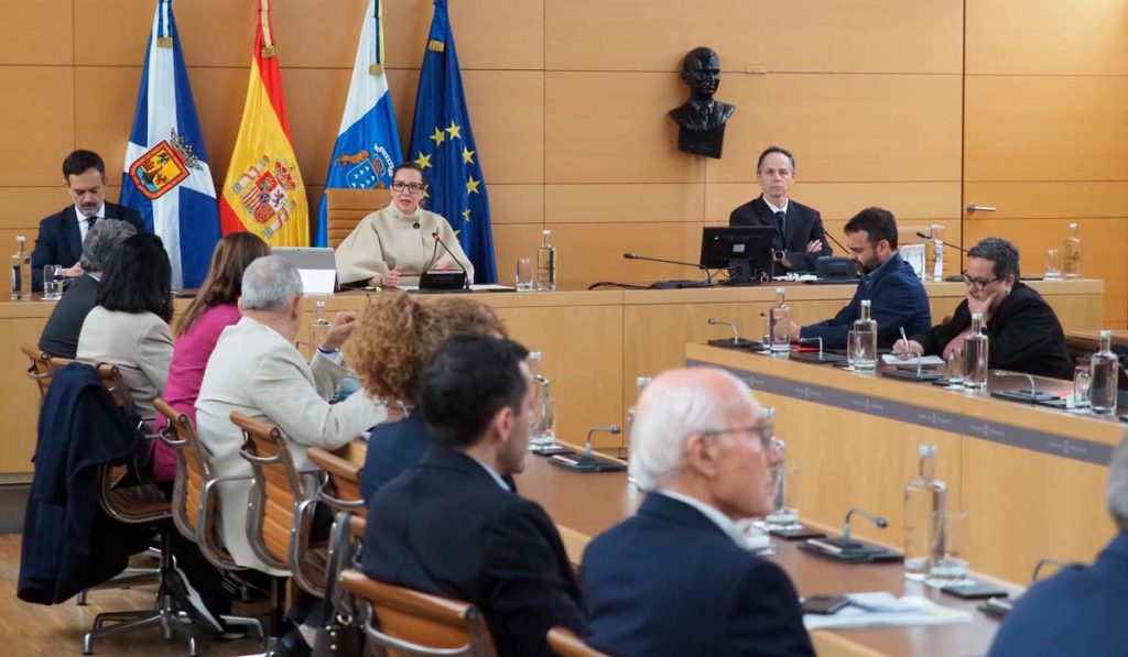 El Cabildo de Tenerife asumirá el sobrecoste energético del agua y las guaguas