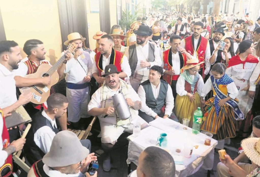 M&aacute;s de 15.000 personas abarrotan el baile de magos de Santa Cruz de Tenerife