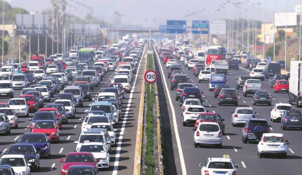 Ya está en vigor: la multa de la DGT de hasta 200 euros por 'culpa' de este accesorio que llevas en el coche