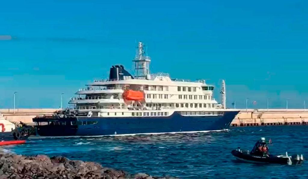 El crucero Hondius abandona el puerto de Granadilla tras desembarcar a todos los pasajeros