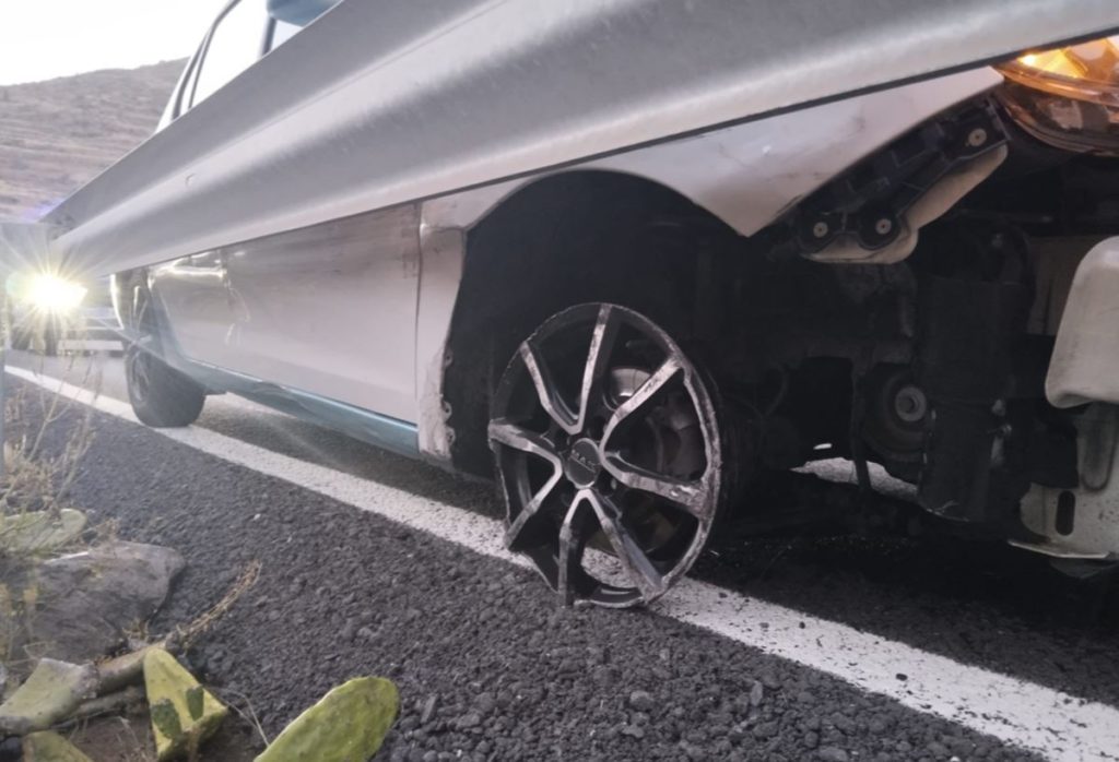 La Policía frena a un conductor en Tenerife que circulaba sin una rueda y chocando contra todo
