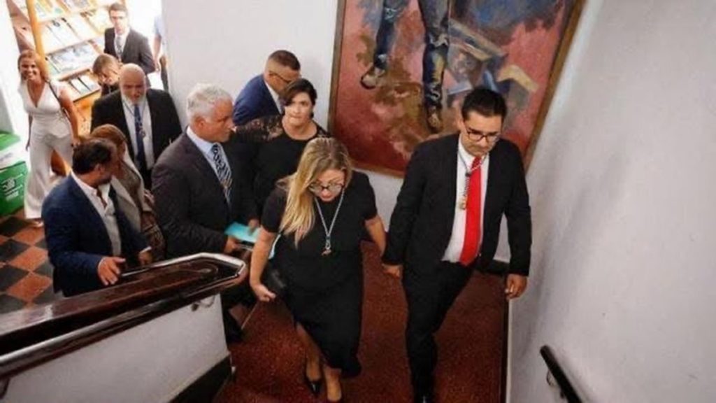 Hernández y Encinoso entran de la mano al salón de plenos. | DA