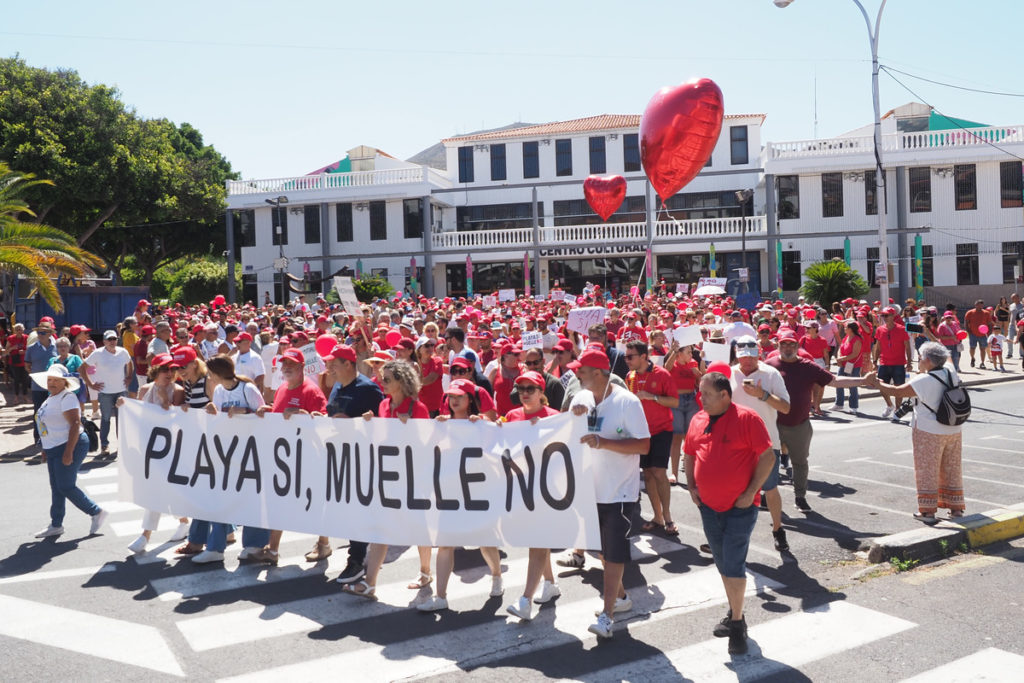 3.000 personas gritan en las calles de Los Cristianos: “Playa sí, muelle no”