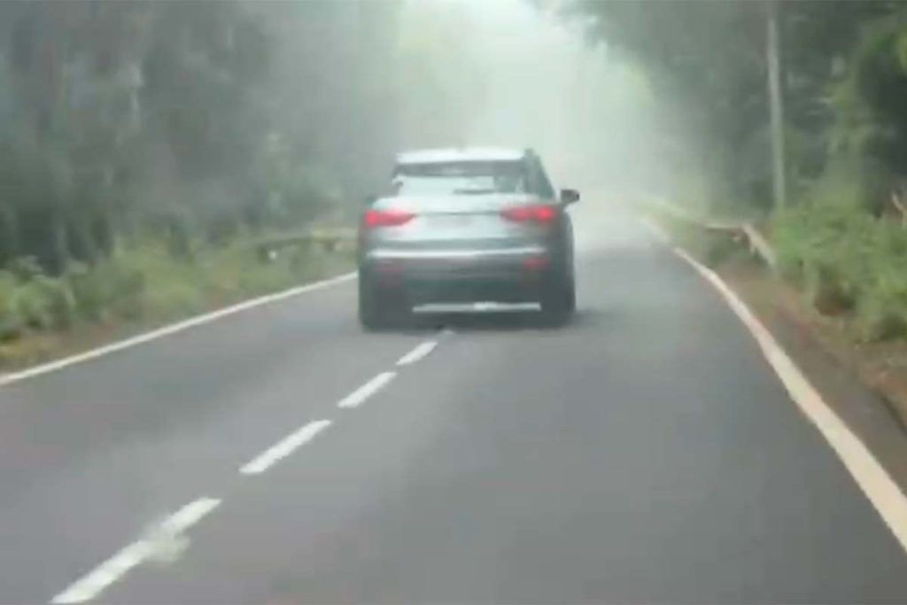 Imprudencia en el Macizo de Anaga: un conductor invade el carril contrario bajo una intensa niebla