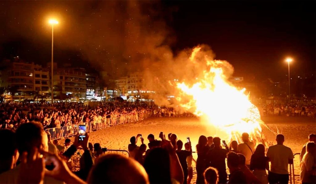 El litoral del sur de Tenerife enciende sus hogueras en la Noche de San Juan