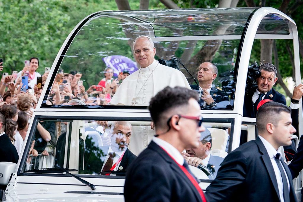 De La Salle al puerto: el recorrido del papam&oacute;vil de Le&oacute;n XIV por Santa Cruz