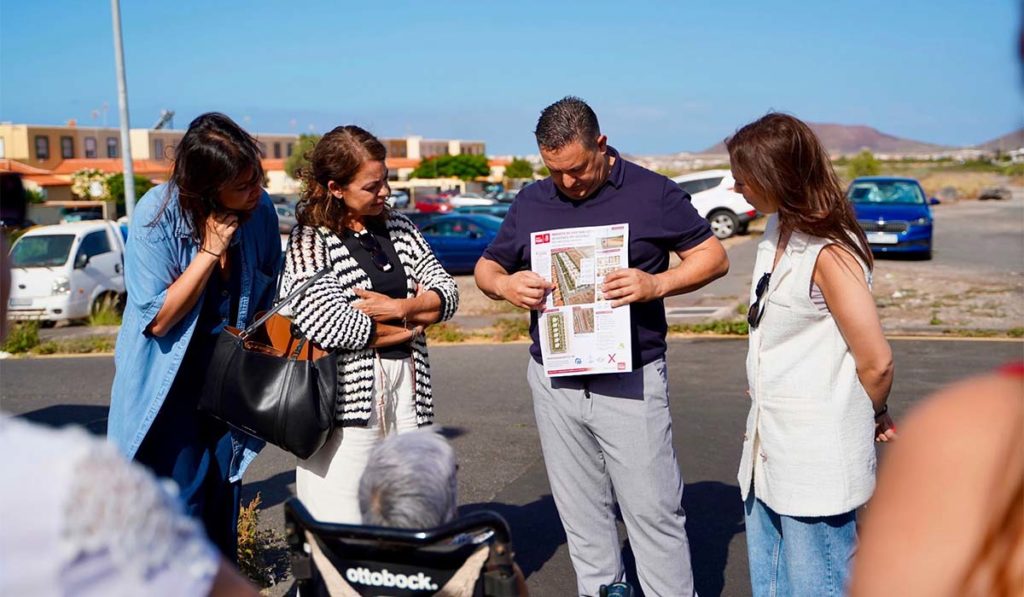 El PSOE recorre los barrios de Arona para cargar por la par&aacute;lisis en vivienda