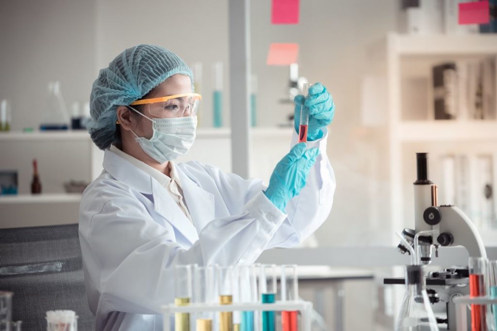 Sanidad vigila la preocupante mutaci&oacute;n de una bacteria destructiva: ya hay m&aacute;s de 2.000 afectados, sobre todo menores de 45
