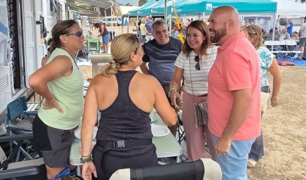 Representantes del PSOE manteniendo una conversación con autocaravanistas en Tenerife. | DA