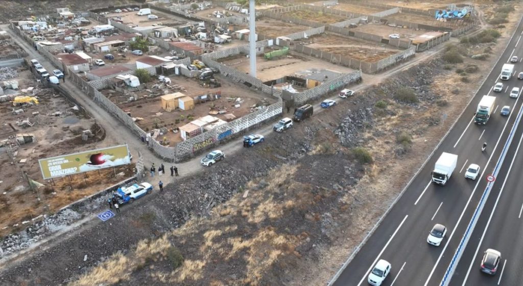 Coches de la Policía Nacional en un control en Los Vivitos, Arona. DA