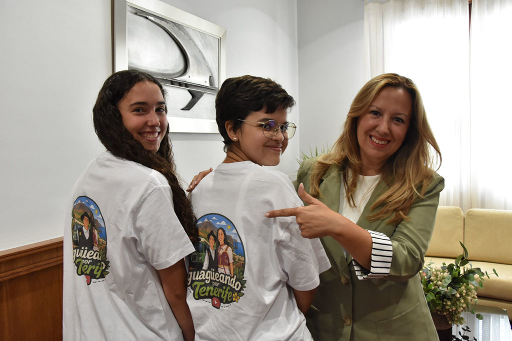 Nayara y Lucía, las dos jóvenes de La Laguna que recorrerán las 187 líneas de Titsa en un año