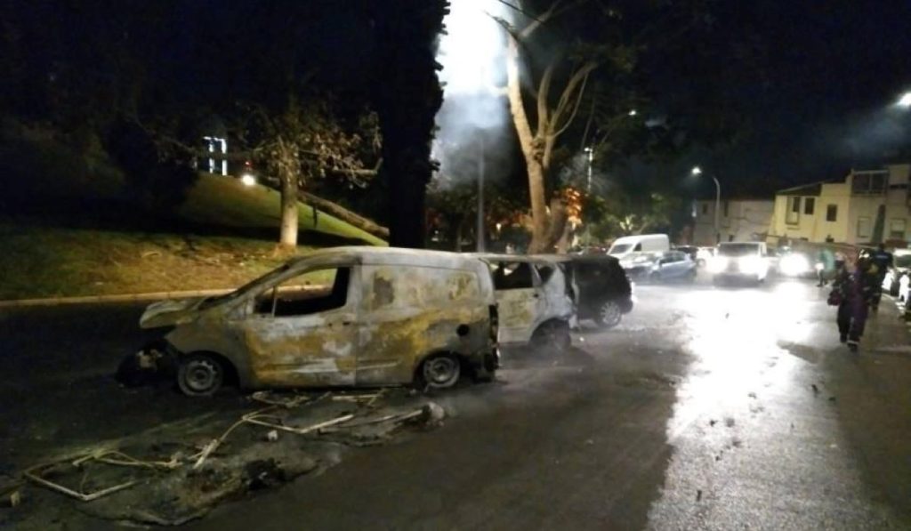 Oleada de vandalismo en Santa Cruz de Tenerife: queman 14 contenedores, 6 coches y cuatro4 palmeras en una noche