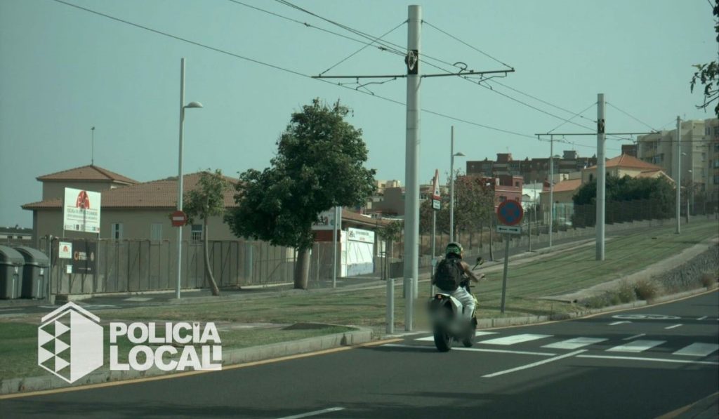 Cazado a 102 km/h en una calle de Santa Cruz limitada a 30: las multas a las que se enfrenta el motorista