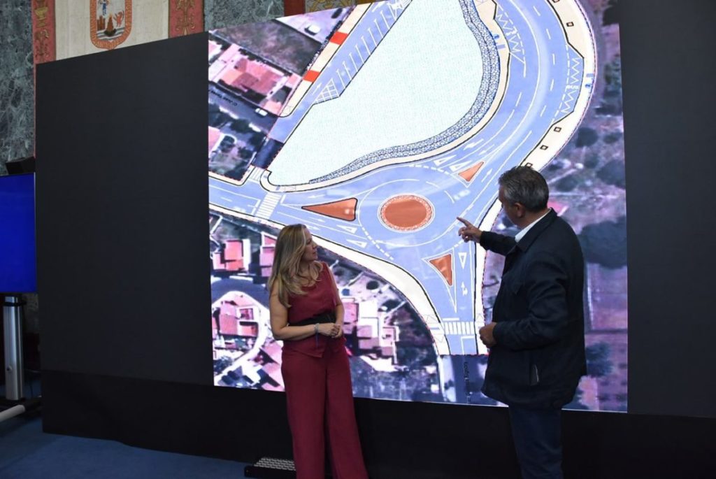 Rosa Dávila y Dámaso Arteaga muestran la infografía de la reforma de la Tf-180. | DA