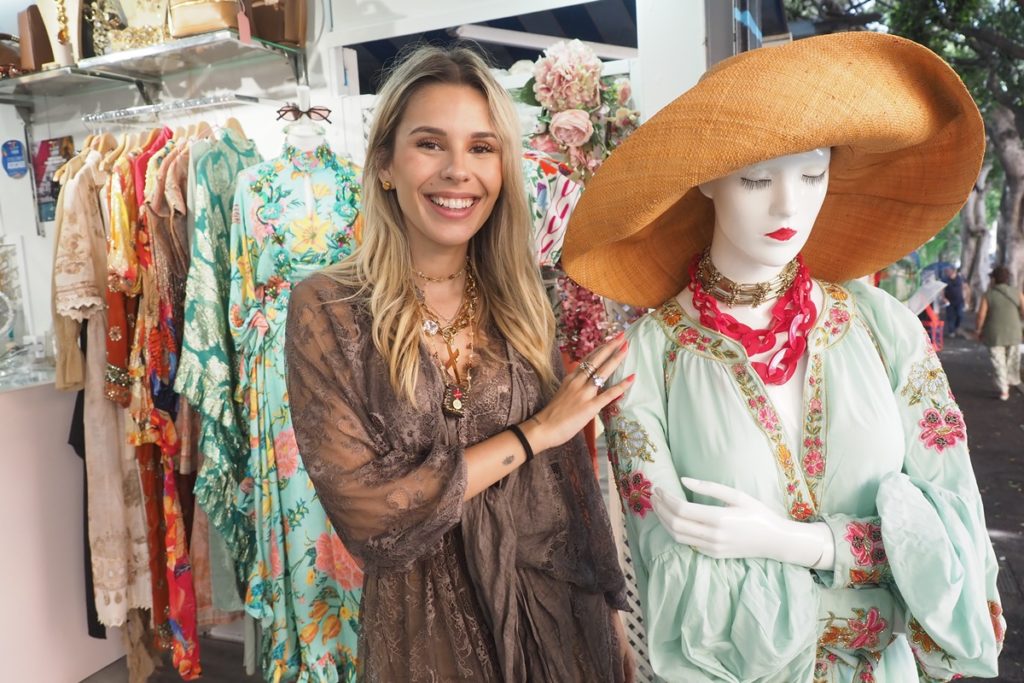 Flores para vestir de moda la Rambla Azul del Mercado Nuestra Señora de África