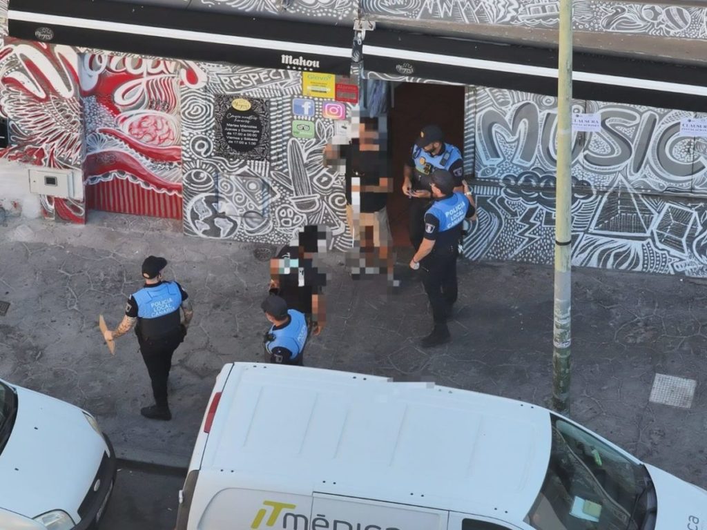 Los agentes procediendo al cierre y precinto del establecimiento, en la calle Arenitas, el pasado 10 de julio. | DA