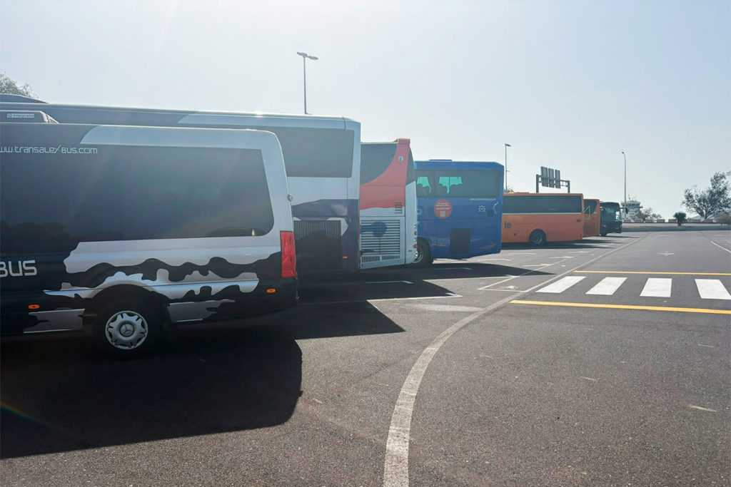 Aena aplaza el cobro de la tasa a las guaguas de transporte del aeropuerto del Sur de Tenerife hasta enero de 2027