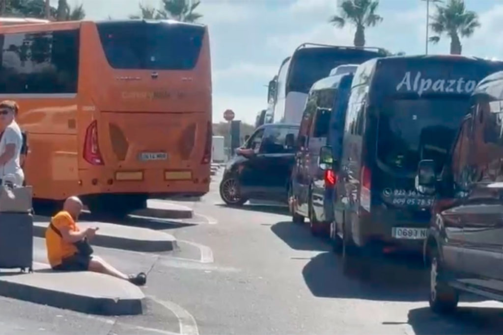 Situación "indigna" de los conductores de guaguas en Tenerife Sur: obligados a esperar en un descampado sin agua ni baños