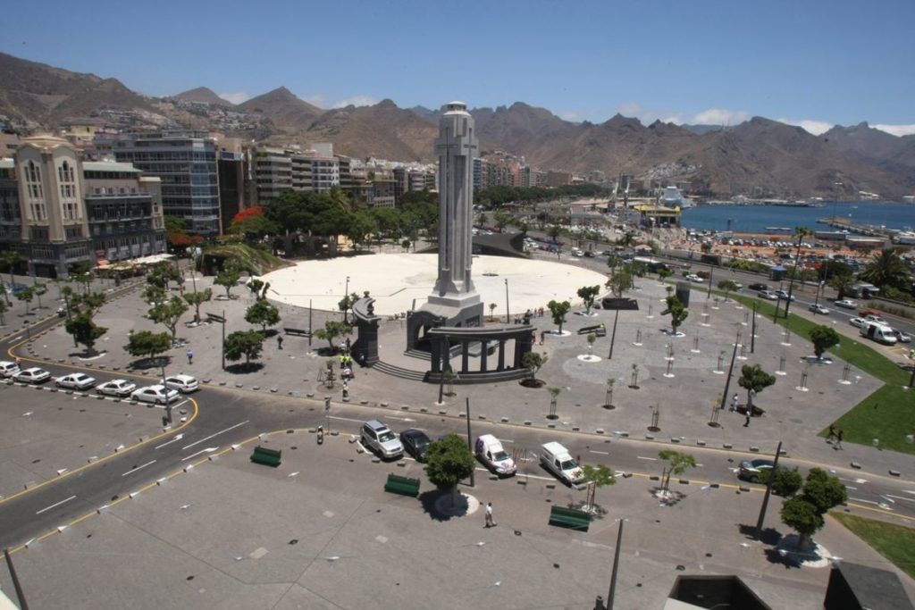 Vista de la plaza de España y la avenida Marítima de Santa Cruz de Tenerife, una de las zonas afectadas por las reservas temporales de estacionamiento con motivo del rodaje. | DA