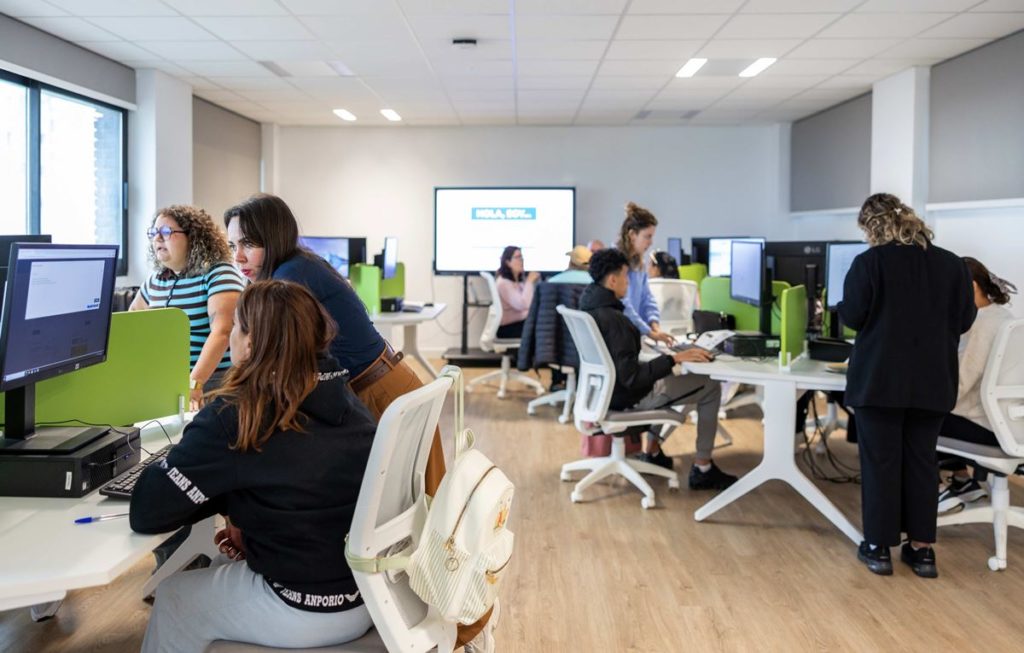 Trabajo en Santa Cruz: los 16 cursos gratis que te ayudarán a lograrlo