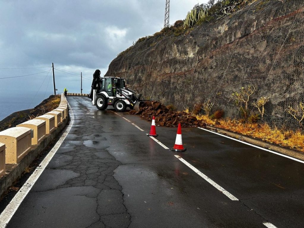 Reabierto el carril de la TF-121 tras el desprendimiento en Igueste de San Andrés