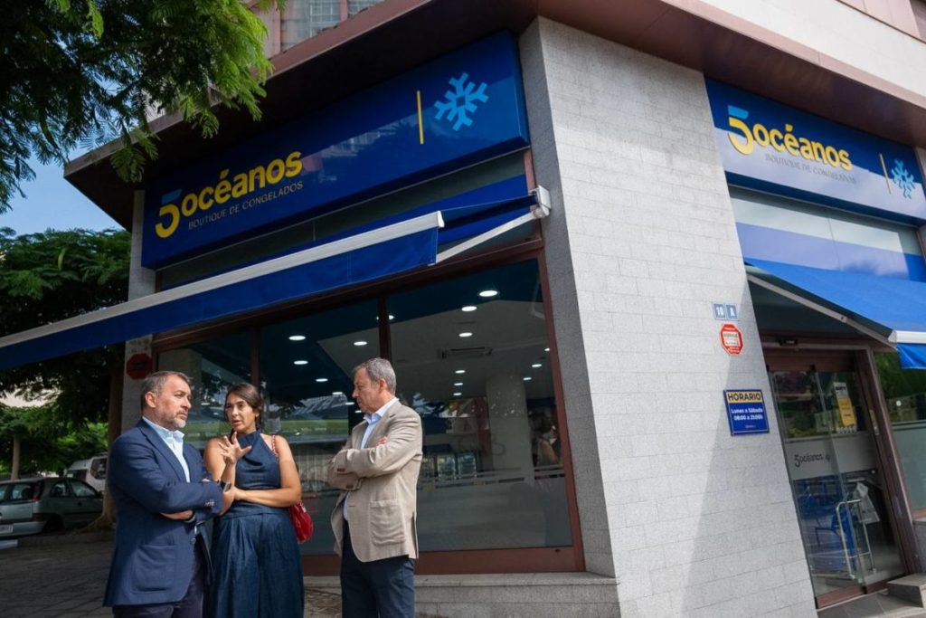 Santa Cruz mantiene el convenio con 5 Océanos: tarjetas de 45 euros para comprar alimentos