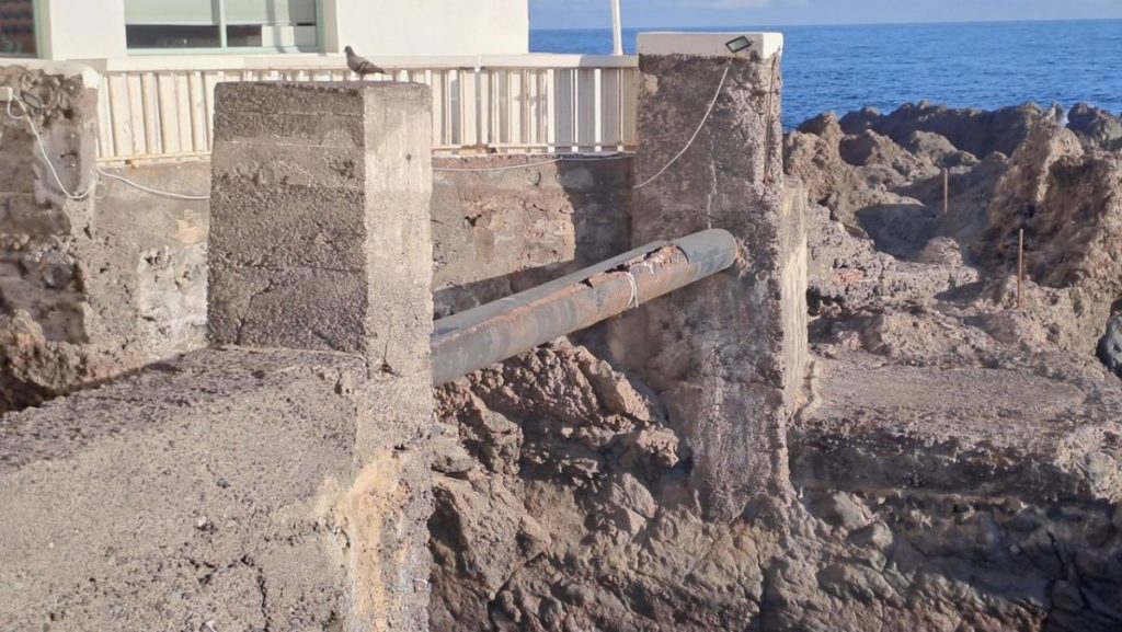 Colector de saneamiento deteriorado en Punta Brava, en Puerto de la Cruz