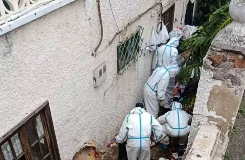 Operativo urgente de limpieza por un caso extremo de Diógenes en pleno casco de Tacoronte