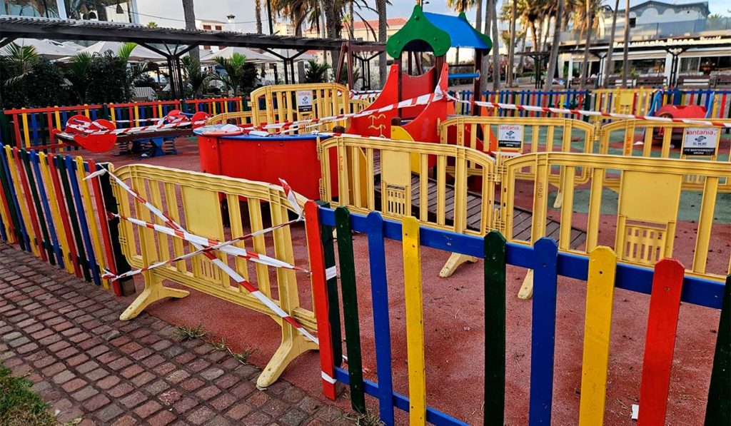 Denuncian parques infantiles vallados y "sin juegos" en Las Américas