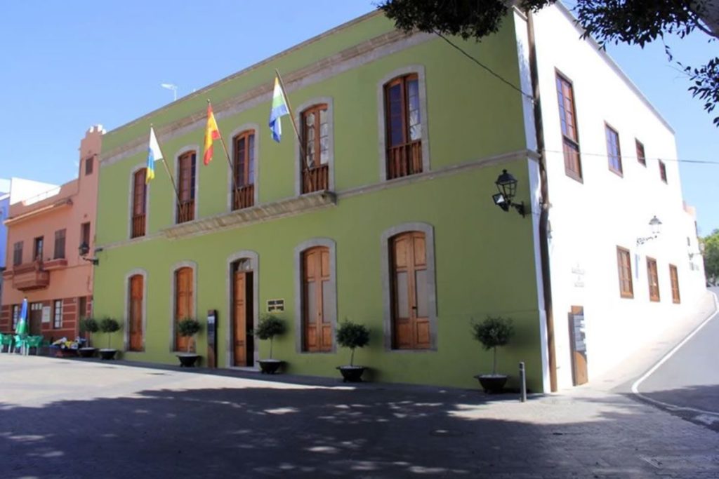 competencia de gobierno. Acerina González ofreció una rueda de prensa a mediados del mes de julio del año pasado en la que hizo públicas ante los medios de comunicación las razones que, según aseguró, la llevaron a abandonar el Grupo Popular de Guía de Isora, denunciando un presunto “hostigamiento laboral constante”.