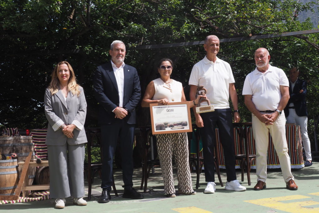 El presidente del Gobierno de Canarias, la presidenta del Cabildo y el alcalde de La Orotava presidieron la apertura de la XLIFeria de Artesanía de Pinolere, que está dedicada a la madera y que reúne a unos 200 artesanos de varias islas. Sergio Méndez
