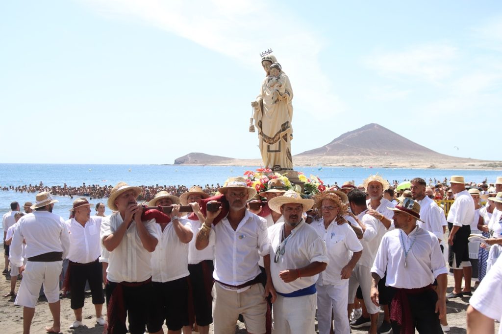 La Romería Barquera vuelve a llenar El Médano de tradición, devoción y música