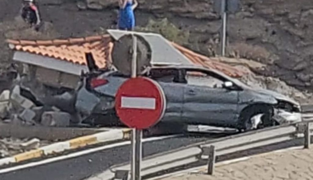 El vehículo, tras chocar contra una parada de guaguas en la TF-1, a la altura de El Río-Chimiche. | DA