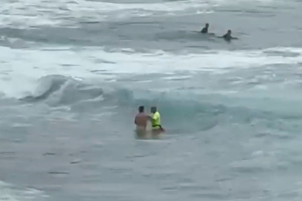 Tensión en la playa de El Socorro: un bañista se enfrenta a un socorrista tras ignorar las normas de seguridad